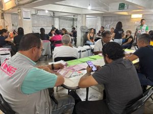 trabajadores de INE realizando cómputos distritales