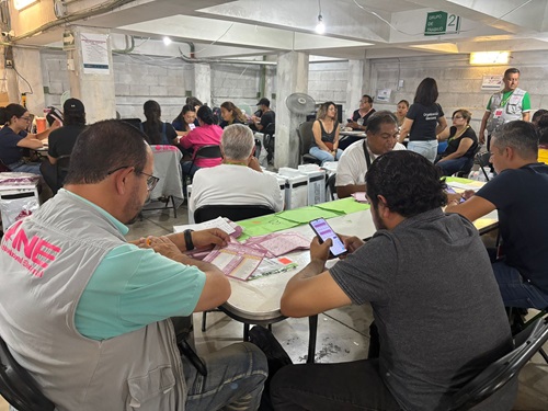 trabajadores de INE realizando cómputos distritales