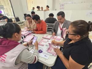 trabajadores del INE llevando a cabo los cómputos distritales