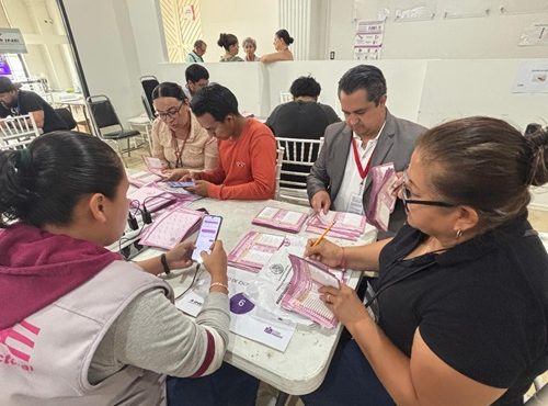trabajadores del INE llevando a cabo los cómputos distritales