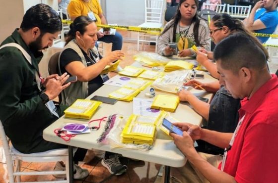 cinco trabajadores realizando cómputos distritales