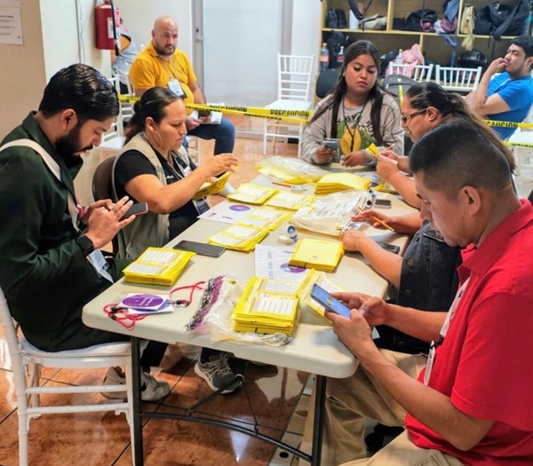 cinco trabajadores realizando cómputos distritales