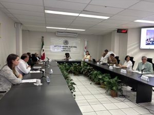 integrantes del consejo local sentados en la sala de sesiones