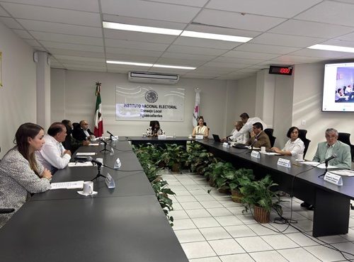 integrantes del consejo local sentados en la sala de sesiones