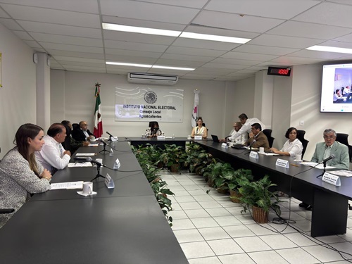 integrantes del consejo local sentados en la sala de sesiones