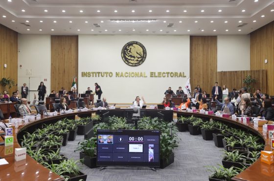 Salón de sesiones con la participación de las personas Consejeras Electorales.