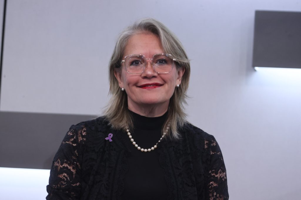 María Macarita Elizondo Gasperín, Ex Consejera Electoral del IFE, sentada en el estrado al frente del recinto.