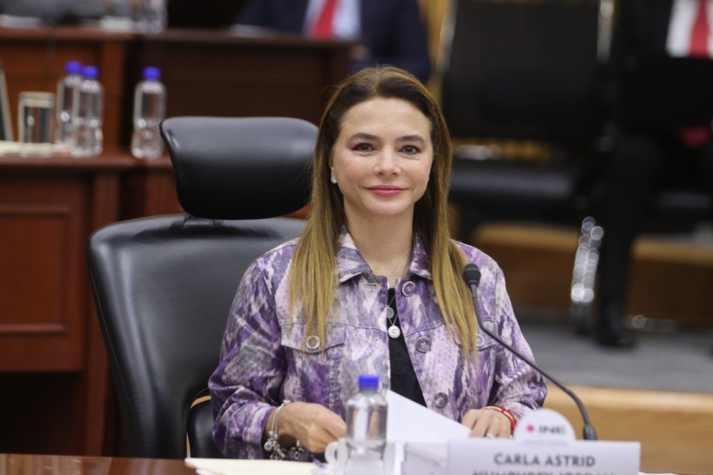 Carla Humphrey Jordan, Consejera Electoral, sentada 3 lugares hacia la izquierda del centro de la mesa en forma de herradura.