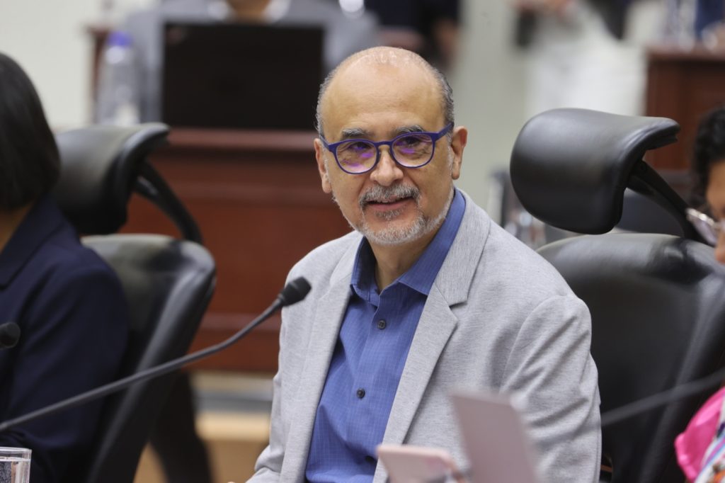Martín Faz Mora, Consejero Electoral, sentado 3 lugares hacia la derecha del centro de la mesa en forma de herradura.