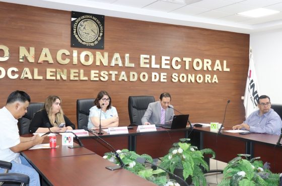 Integrantes de la Comisión de Vigilancia en sesión de trabajo