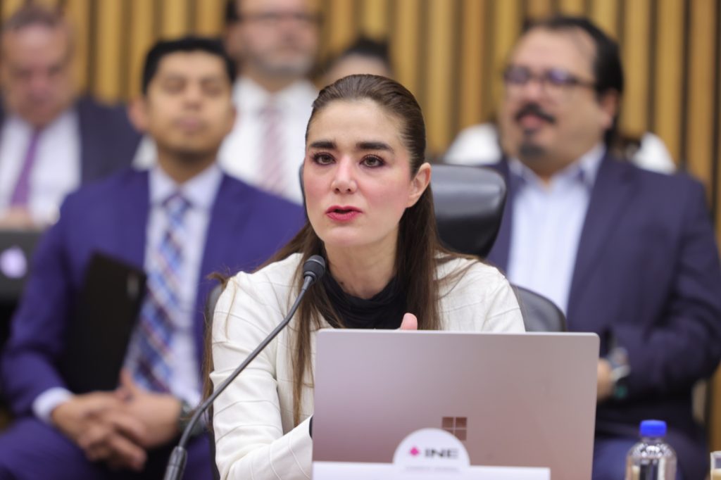 Dania Ravel Cuevas, Consejera Electoral, sentada 5 lugares hacia la derecha del centro de la mesa en forma de herradura.