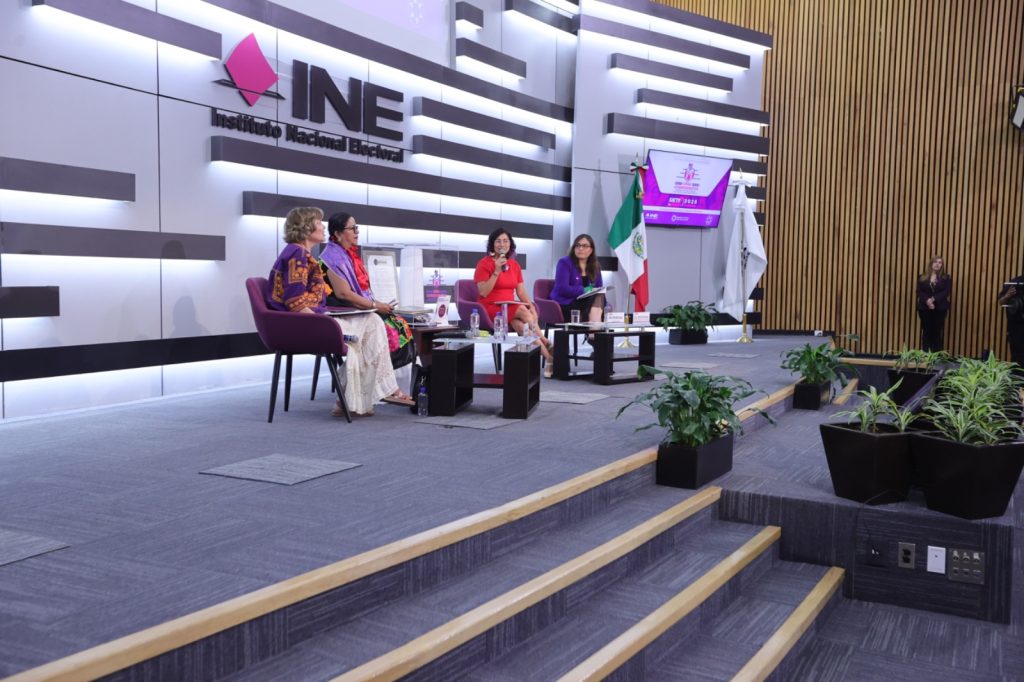 Participantes del Conversatorio 2 "Logros y retos en el ejercicio efectivo del poder político", sentadas en el estrado al frente del recinto.
