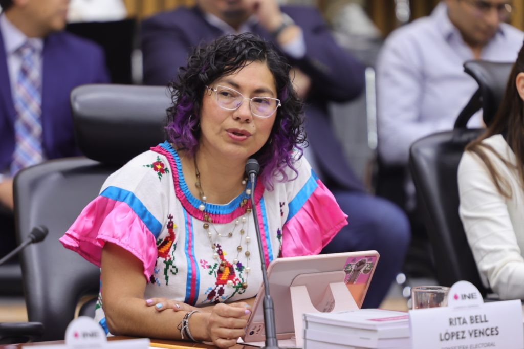 Rita Bell López Vences, Consejera Electoral, sentada 4 lugares hacia la derecha del centro de la mesa en forma de herradura.