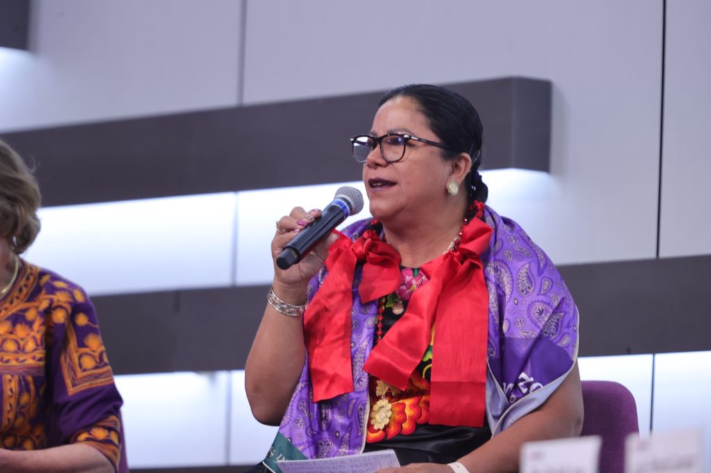Rossa María Aguilar Antonio, Integrante de la Red Nacional de Abogadas Indígenas, sentada, hablando en el estrado al frente del recinto.