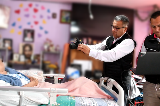 funcionarios del INE tramitando una credencial de votar en el domicilio de una persona que está postrada