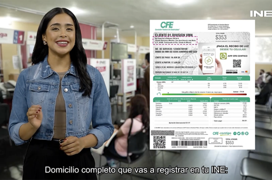 Muchacha sonriendo con un comprobante de domicilio en gran escala de un lado