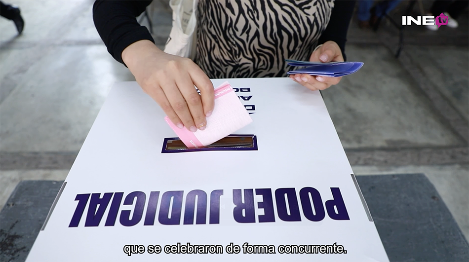 Persona ejerciendo su voto