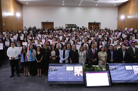 Personas juzgadoras en el auditorio del INE para la entrega de constanicas