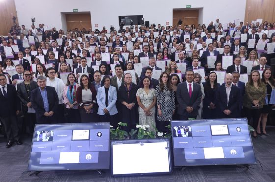 Personas juzgadoras en el auditorio del INE para la entrega de constancias