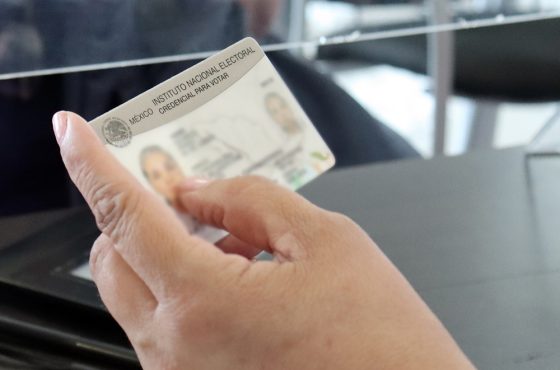 Se muestra una mano sosteniendo una credencial para votar