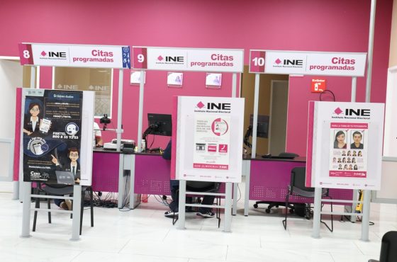 Tres ventanillas de atención de un Módulo del INE en Puebla