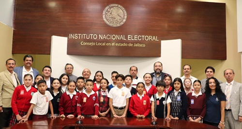 Niñas y niños en reunión del INE Jalisco en foto grupal