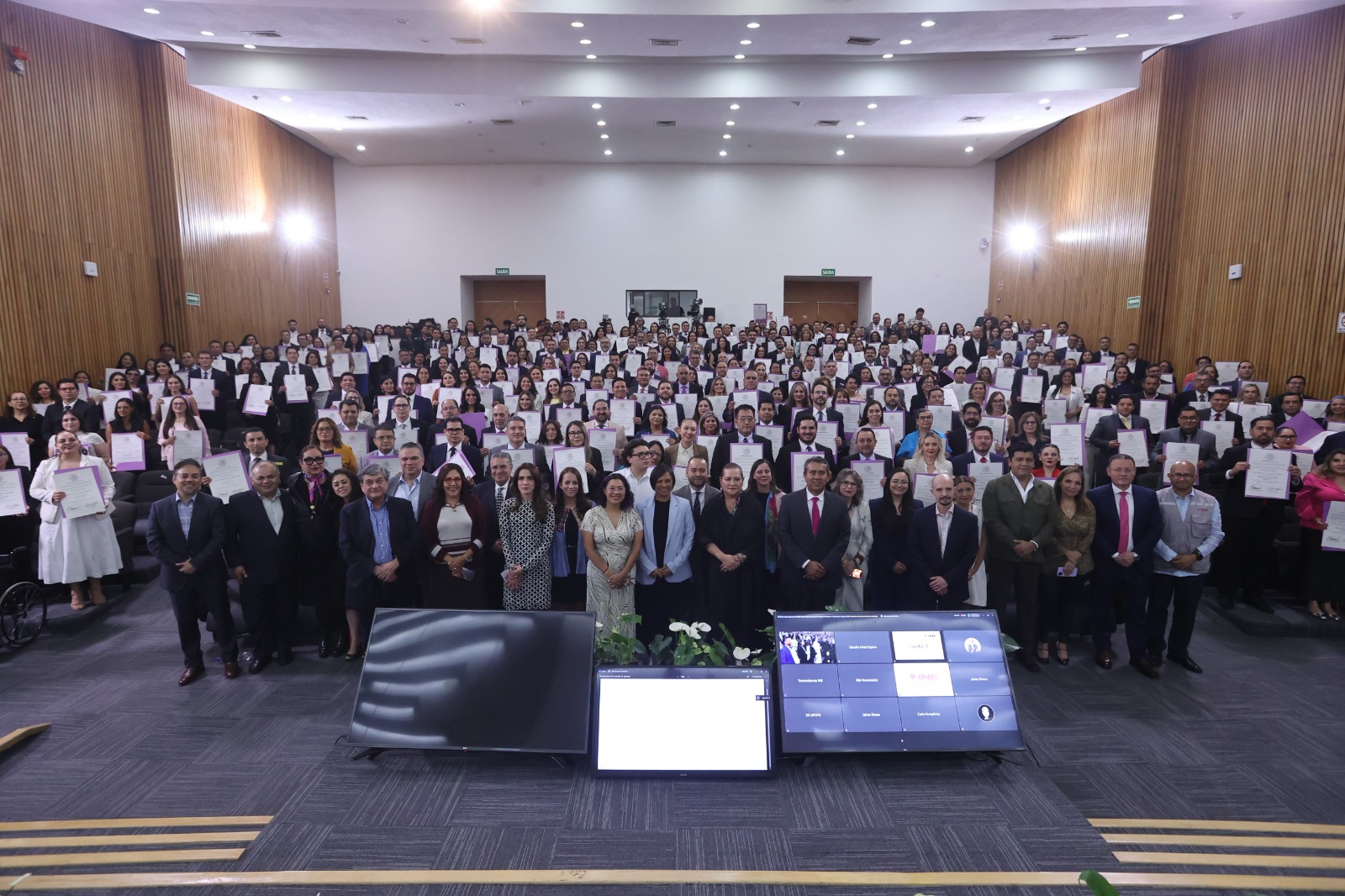 Foto grupal de la entrega de constancias de mayoría a personas juzgadoras