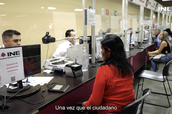 Personas haciendo trámites en un módulo de atención ciudadana