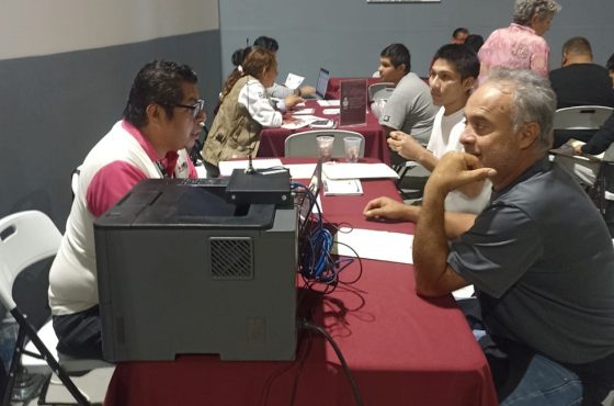 Trabajador del INE orienta a dos personas sobre la obtención de la credencial para votar