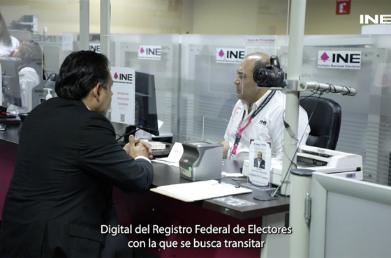 Ciudadano solicitando un tramite en el módulo de atención ciudadana del INE