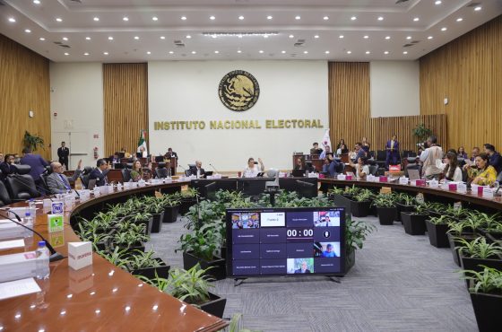 Salón de sesiones con la participación de las personas Consejeras Electorales y representantes de partidos políticos.