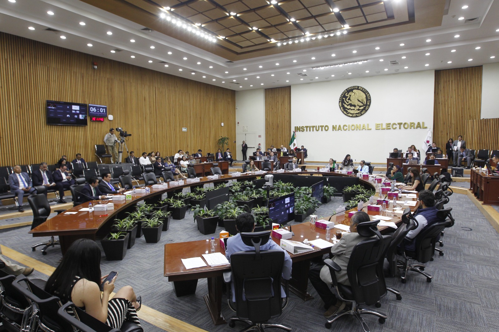 Salón de sesiones con la participación de las personas Consejeras Electorales.
