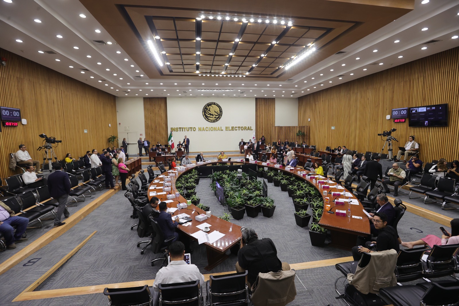 Sesión Extraordinaria del Consejo General, Salón de sesiones con la participación de las personas Consejeras Electorales y representantes de Partidos Políticos.