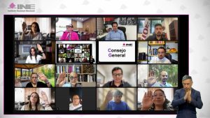 Pantalla con recuadros de las personas Consejeras Electorales y representantes de partidos políticos participando en la Sesión.