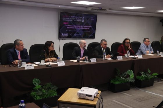 Participantes sentados de la mesa Derechos político-electorales y credencialización de las personas en situación de discriminación.