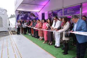 Consejeros y Funcionarios del Instituto cortando el listón.