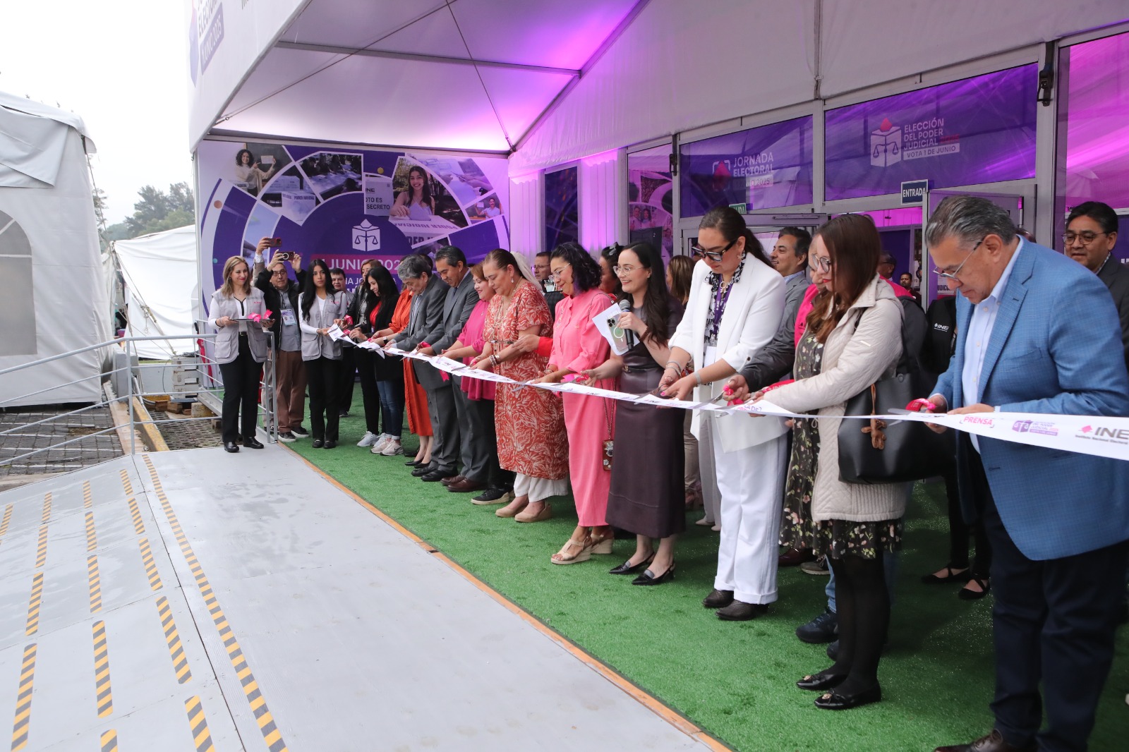 Consejeros y Funcionarios del Instituto cortando el listón.