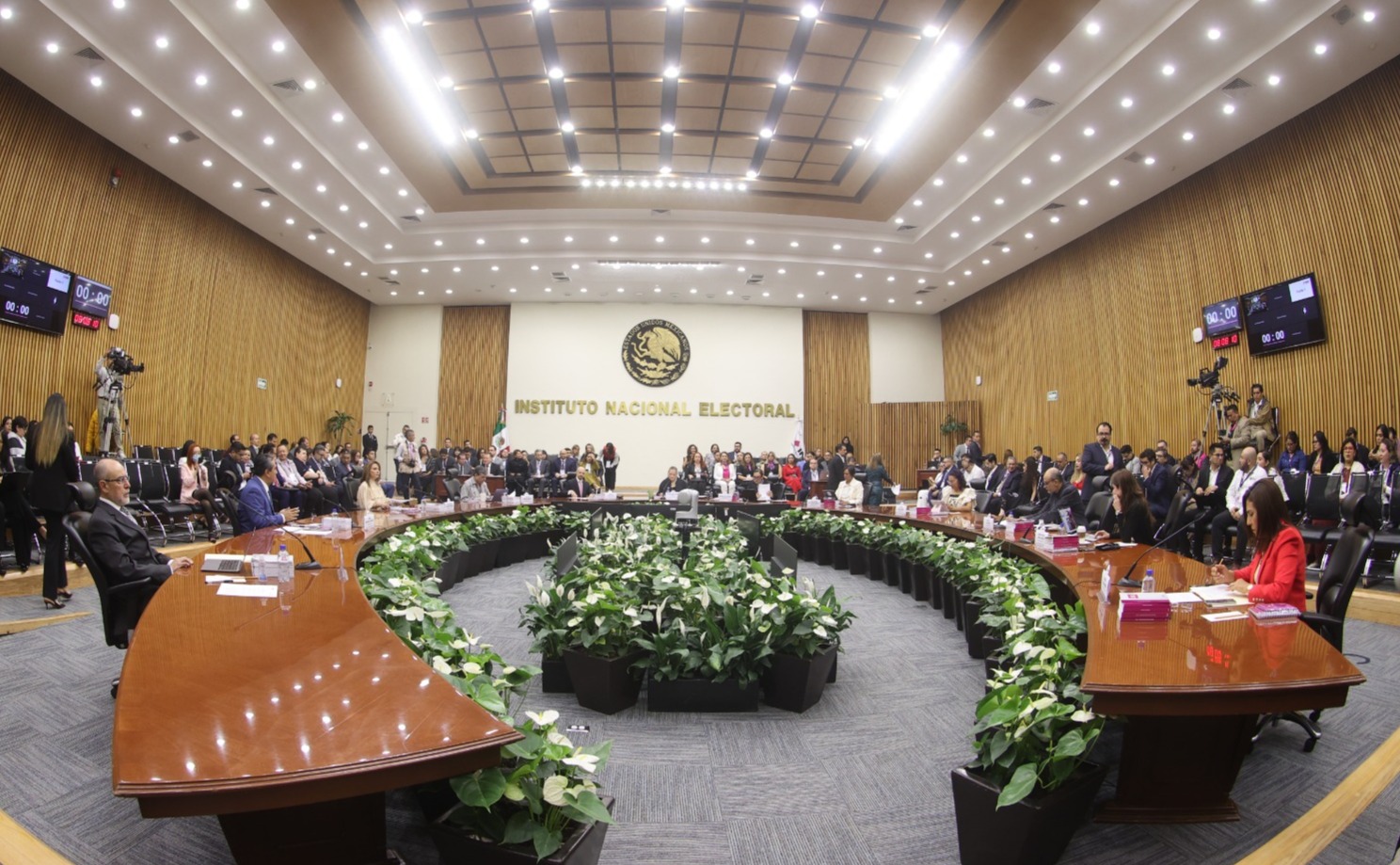 Salón de sesiones con la participación de las personas Consejeras Electorales participando en la sesión.