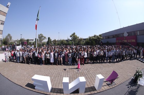 Toma abierta de la explanada con Capacitadores y funcionarios del instituto.