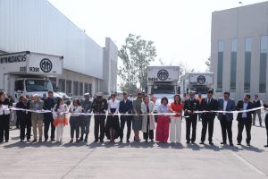 Corte de listón por las personas consejeras electorales e invitados en el Centro Logístico de Distribución.