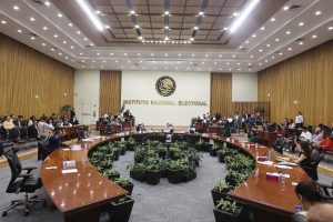 Salón de sesiones con la participación de las personas Consejeras Electorales.