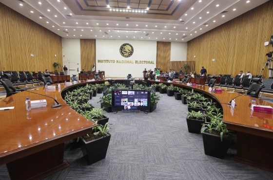 Salón de sesiones con la participación de la Secretaria Ejecutiva y Personas encargadas del procedimiento de asignación de Distritos Judiciales Electorales.