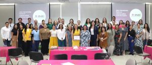 mujeres y hombres de pie posando para la fotografía