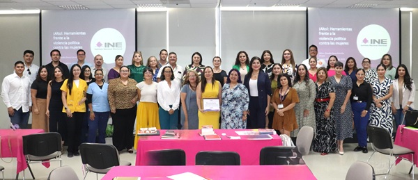 mujeres y hombres de pie posando para la fotografía