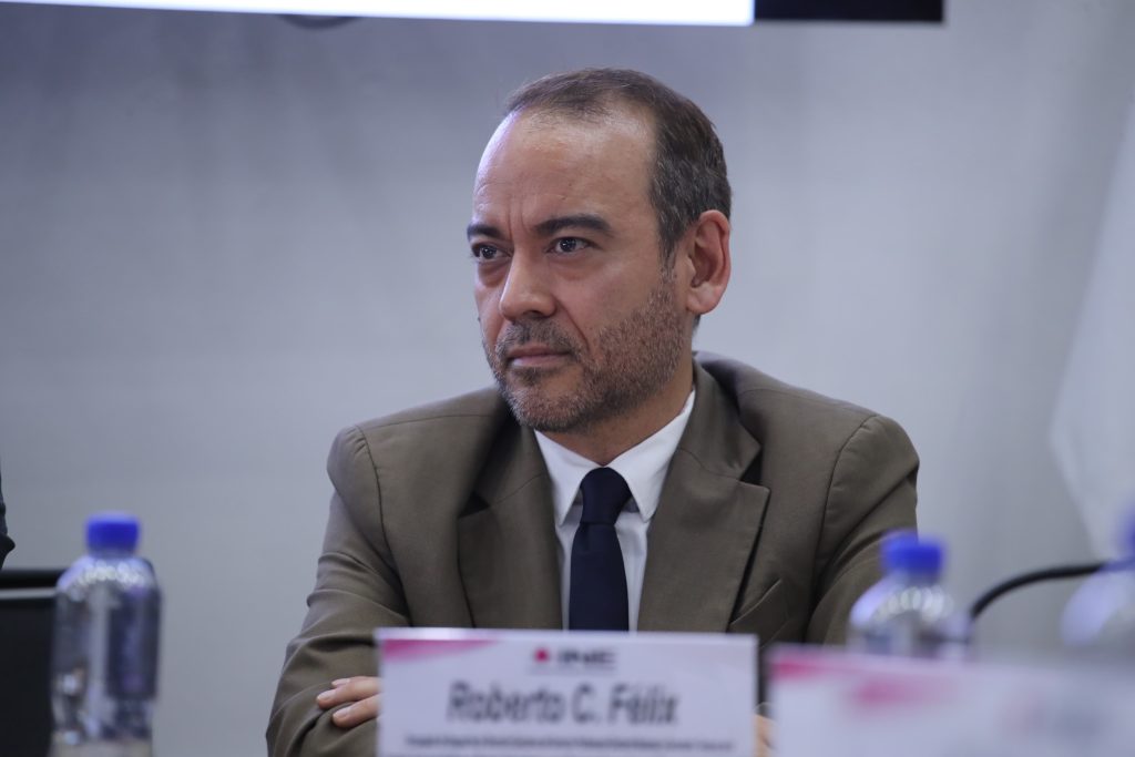 Roberto Carlos Félix López, Encargado del despacho de la Dirección Ejecutiva del Servicio Profesional Electoral Nacional sentado en el estrado frente al público asistente.