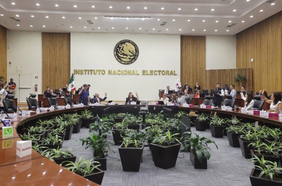 Salón de sesiones con la participación de las personas Consejeras Electorales.