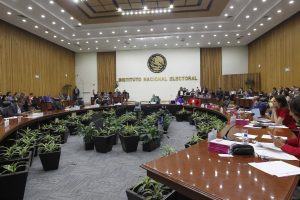 Salón de sesiones con la participación de las personas Consejeras Electorales y los representantes de partidos políticos