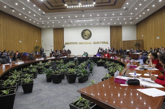 Salón de sesiones con la participación de las personas Consejeras Electorales y los representantes de partidos políticos