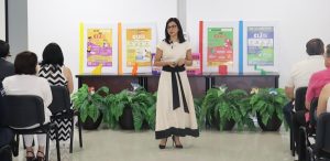 Mujer de pie hablando de los resultados de la consulta infantil en Sonora