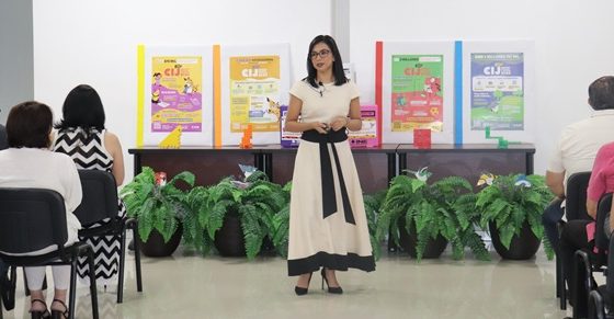 Mujer de pie hablando de los resultados de la consulta infantil en Sonora